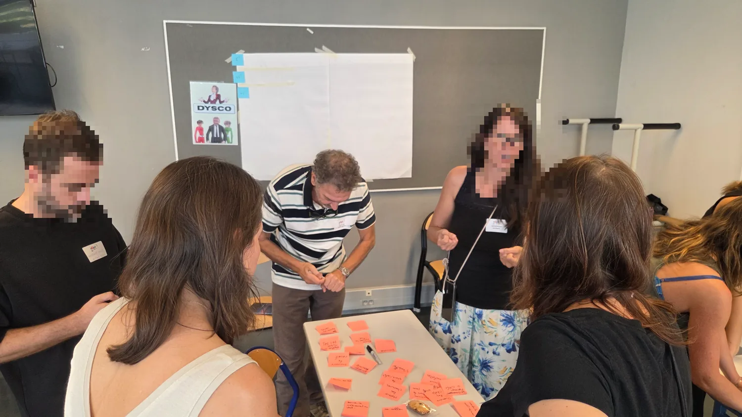 Pascal Tran anime l'atelier Speedy Morning autour d'un mur d'actions en post-its