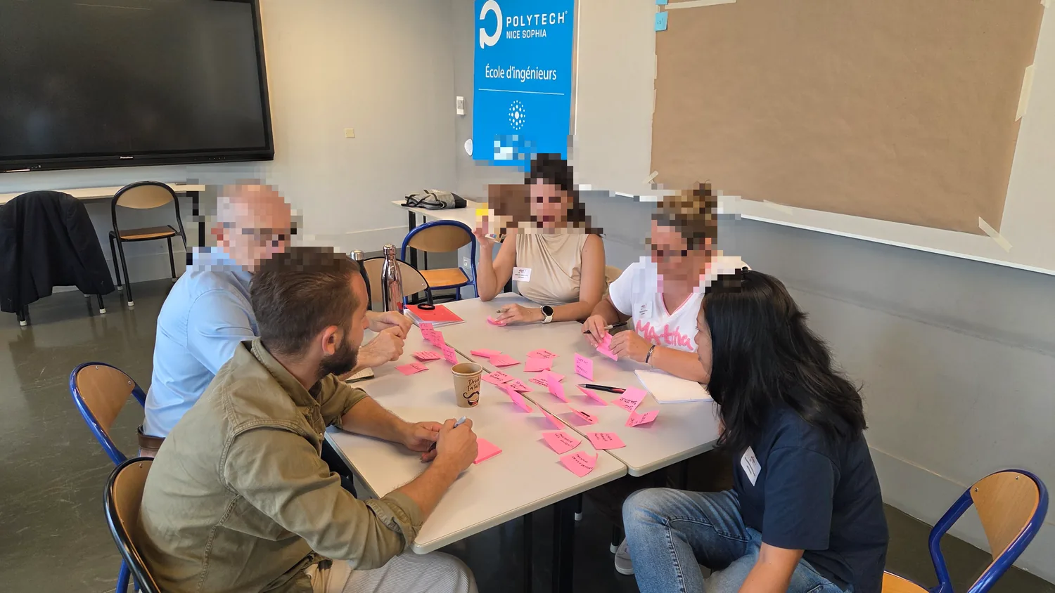 Un groupe de participants collecte ses actions matinales sur des post-its lors du Speedy Morning à Polytech Nice Sophia